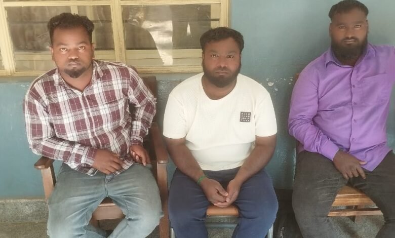 ಚಿತ್ರದಲ್ಲಿ ಎಡದಿಂದ ಶಿಕ್ಷೆಗೊಳಗಾದ ಸಂತೋಷ್‌, ಶರತ್‌ ಹಾಗೂ ಪ್ರಶಾಂತ್‌ ಎಂ.