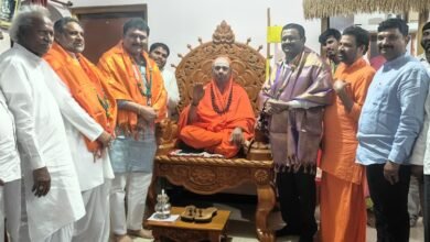 ಕಾಶಿ ಪೀಠದ ಜಗದ್ಗುರು ಡಾ.ಚಂದ್ರಶೇಖರ್ ಶಿವಾಚಾರ್ಯರ ಸಾನಿಧ್ಯದಲ್ಲಿ ನಡೆದ ಸಭೆಯಲ್ಲಿ ಮುಖಂಡ ಬಂಗಾರೇಶ್ ಹಿರೇಮಠ್ ಮಾಜಿ ಸಚಿವ ಶಂಕರಪಾಟೀಲ್ ಮುನೇನಕೊಪ್ಪ ಮತ್ತಿರರು ಇದ್ದಾರೆ.