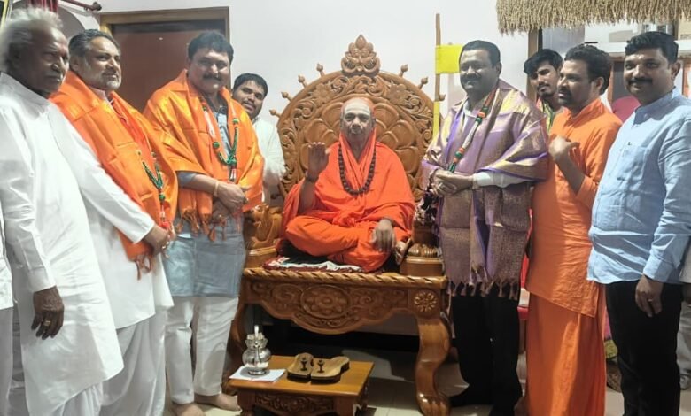 ಕಾಶಿ ಪೀಠದ ಜಗದ್ಗುರು ಡಾ.ಚಂದ್ರಶೇಖರ್‌ ಶಿವಾಚಾರ್ಯರ ಸಾನಿಧ್ಯದಲ್ಲಿ ನಡೆದ ಸಭೆಯಲ್ಲಿ ಮುಖಂಡ ಬಂಗಾರೇಶ್‌ ಹಿರೇಮಠ್‌ ಮಾಜಿ ಸಚಿವ ಶಂಕರಪಾಟೀಲ್‌ ಮುನೇನಕೊಪ್ಪ ಮತ್ತಿರರು ಇದ್ದಾರೆ.