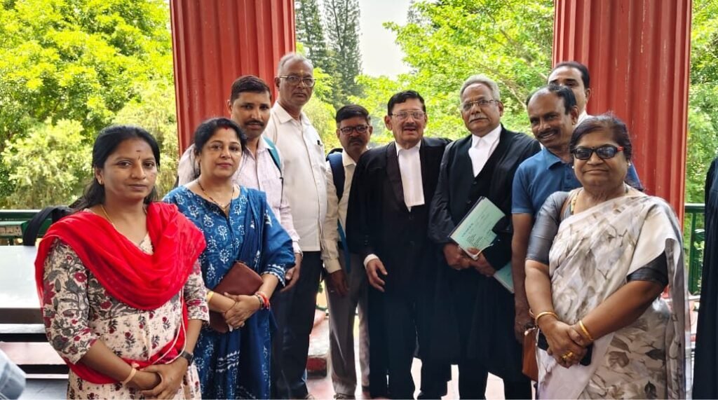 ಗ್ರೇಡ್‌ ಪದ್ದತಿ ವಿರುದ್ದ ಹೈಕೋರ್ಟ್‌ ಮೆಟ್ಟಿಲು ಏರಿ ಯಶಸ್ವಿಯಾದ ತಂಡ. ಅರ್ಜಿದಾರ ರಾಜಾ ನಾಯಕ್‌, ವಕೀಲ ವಿ.ಆರ್.ನಾಯಕ್ ಮತ್ತಿತರರು ಇದ್ದಾರೆ. 