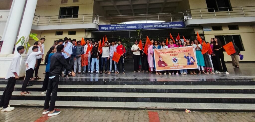 ಸ್ನಾತಕೋತ್ತರ ಪದವಿ ಪ್ರವೇಶಾತಿ ಮುಂದುವರೆಸಲು ಆಗ್ರಹಿಸಿ, ವಿದ್ಯಾರ್ಥಿಗಳು ನಡೆಸುತ್ತಿರುವ ಪ್ರತಿಭಟನೆ