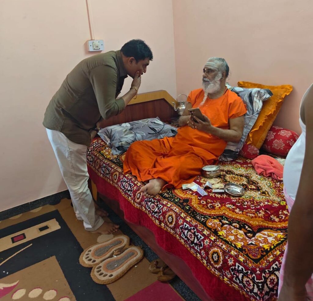 ಶ್ರೀ ರಂಭಾಪುರಿ ಜಗದ್ಗುರುಗಳು ಅವರೊಂದಿಗೆ ಬಂಗಾರೇಶ್‌ ಹಿರೇಮಠ್‌ ಅವರು ಚರ್ಚಿಸುತ್ತಿರುವುದು.